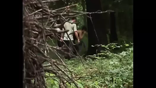 Esmer orta yaşlı seksi kadın ormanda boşalana kadar sikiliyor