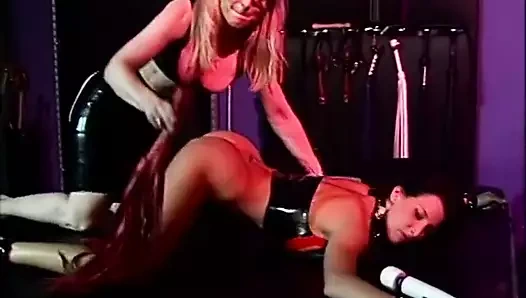 Lezley z - itaatkar lezbiyen