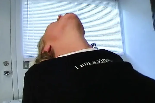 Миниатюрной блондиночке с пирсинговыми сиськами трахнули ее тугую киску