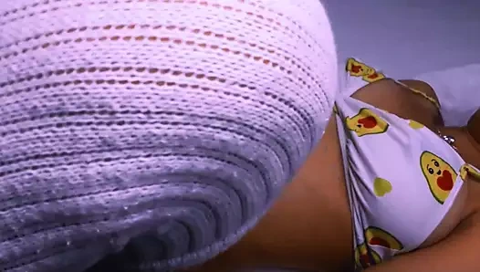 Arkadaşının annesi ve o özlemli bir bakışı paylaştı, ikisi de artık dayanamayana kadar kendilerini birbirlerine vermeye kararlı