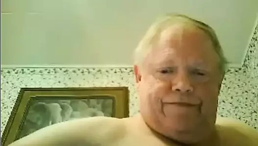 Şişman dede yatakta mastürbasyon yapıyor