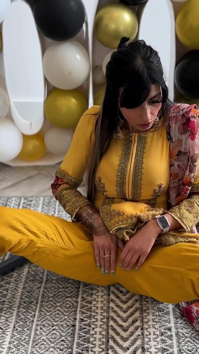 Aaliyah Yasin misafirlerini beklerken azıyor