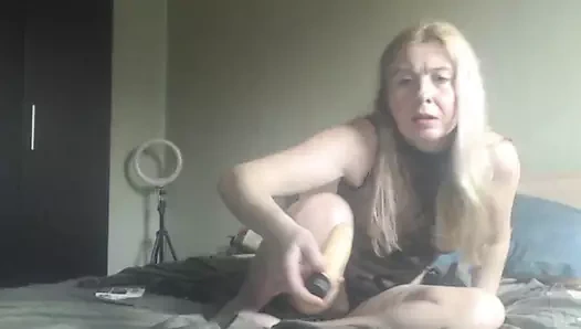 Sarışın ateşli kremsi amcık dildoyla oynamayı ve sabah orgazm olmayı seviyor