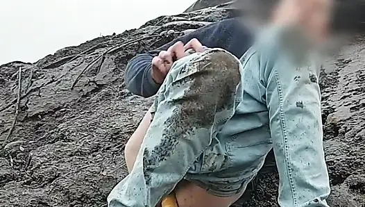 Dildo ve spor ayakkabılı kirli twink çamurda