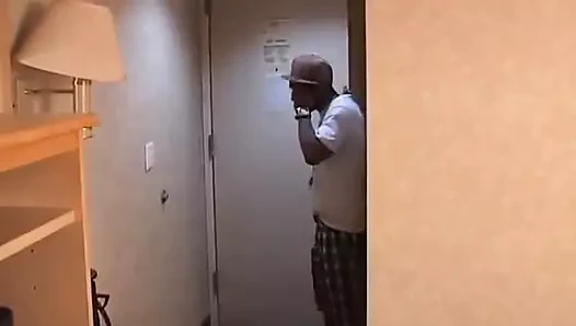 Adam yoğun anal seksten sonra sert bir şekilde gırtlağına kadar alıyor