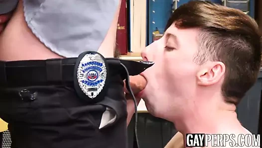 Asılı beyaz sporcu sıska bir hırsızın kıç deliğini yıkıyor