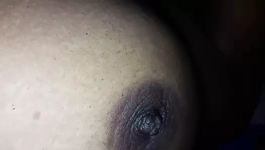 Güzel bir kız müzik eşliğinde grup seks yapıyor