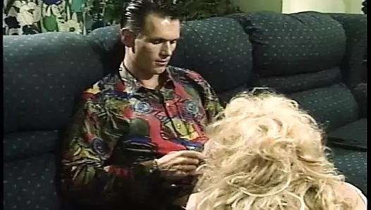 Sert kahrolası milf açlıkla üvey oğlunun horoz sürmek