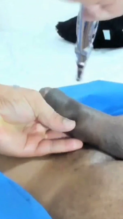Bu hastayı muayene ederken doktorunun kıçını sikmeyi bitirdi bölüm 1 | Bölüm 2