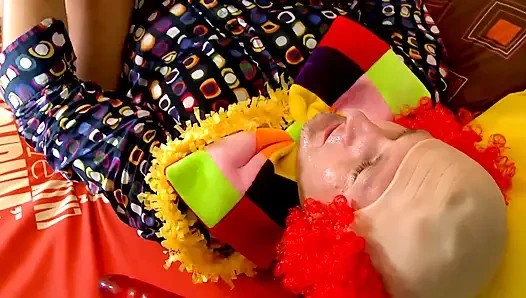 Amcık sızdırana kadar sikiş ve sonra memelere boşalıyor