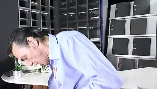 Ofisimde sert sikiliyor ve buna bayılıyorum