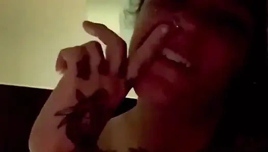 Gecenin ortasında mastürbasyon yapıyor ve çok sert boşalıyor