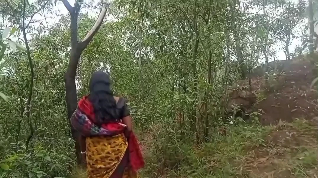 गांव की भाभी की जंगल में स्कूल के छात्र द्वारा चुदाई