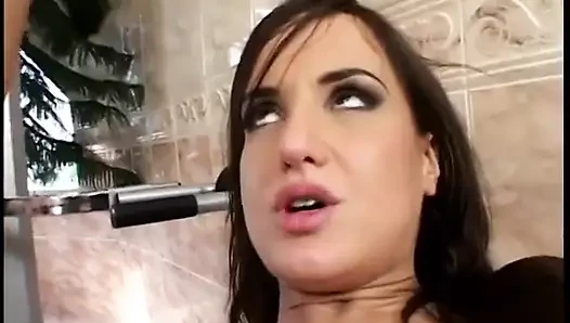 Muhteşem esmer zenci adam duşta amını yemesine bayılıyor