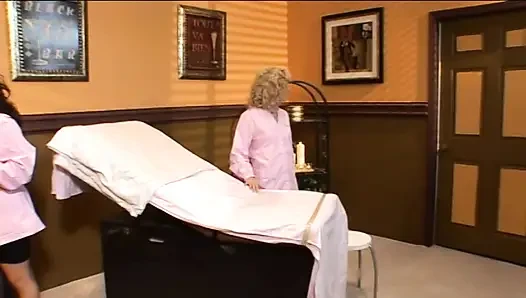 Ateşli sarışın amını parmaklatıyor ve göğüsleri yağla kaplanıyor