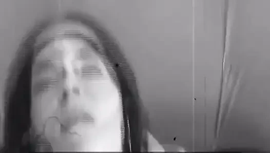 Fileli baştan çıkarıcı esmer sahne arkasında yarak emiyor ve amcığını yalıyor