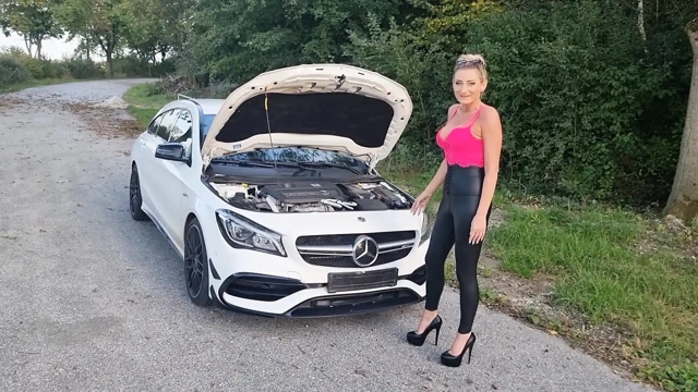 Seksi yarak azgın sürtükler orta yaşlı seksi kadın kocasını otoparkta yabancılarla aldatıyor