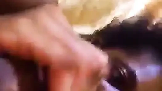 Chidinma mastürbasyon yapıyor ve ağzına boşalana kadar beni emiyor
