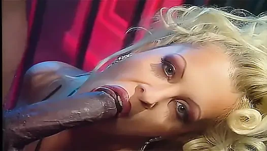 Büyük memeli sarışın mil zenci adam tarafından götünü sikiyor