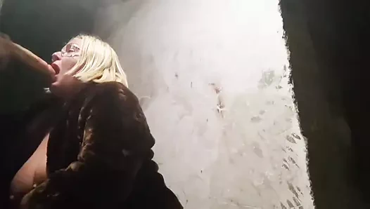 Anne bodrumda ve asansörde üvey emiyor ve sikişiyor