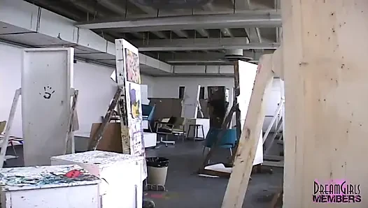Üniversite sanat sınıfında çıplak oynuyor