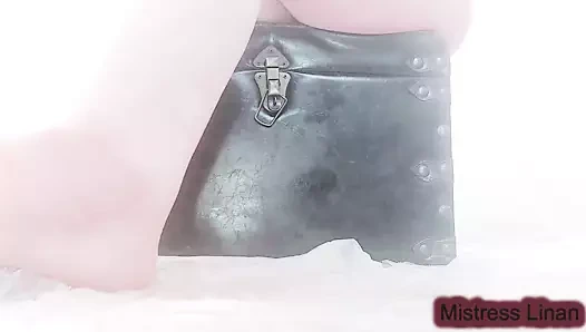 Zor bir günün ardından yüksek topuklu terli ayaklar seksi kokuyor