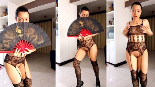 Seksi iç çamaşırlı Asyalı dans ediyor, amına mastürbasyon yapıyor ve kalın ve uzun yarağı seviyor