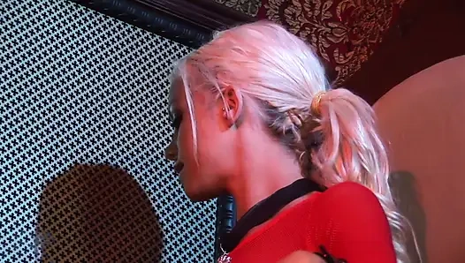 Bu günahkar için itiraf kabininde sikişiyor