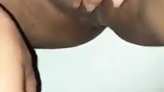 Evli kadın desi küçük yarağı ovuyor