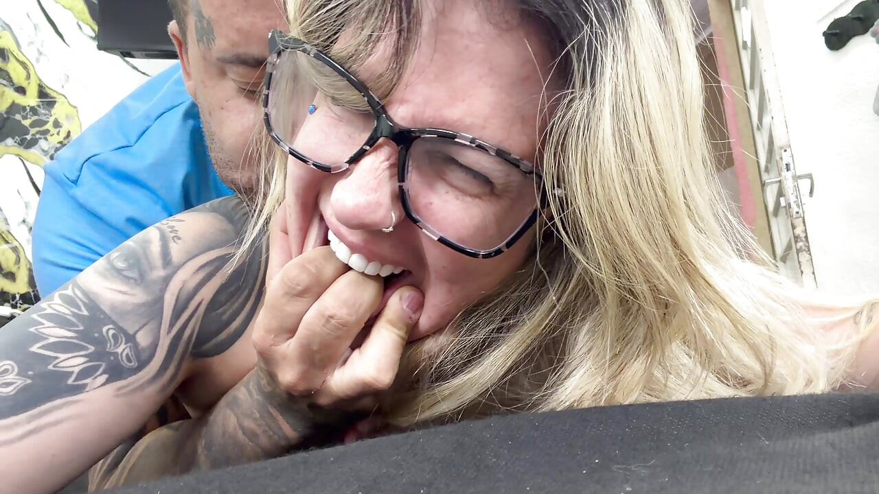 Nerd kız, ilk kez cuckold'un sikini yüzünde, ağzında ve götünde hissediyor