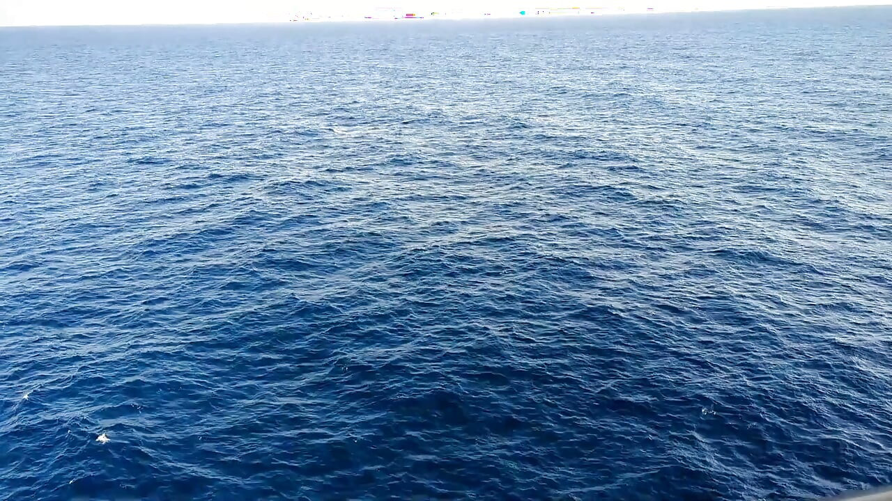 Ateşli evli kadın yolcu gemisinde kilitli gavatın önüne boşalıyor
