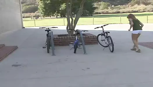 Lezbiyen gençler Ashley ve Scarlett birlikte eğlenmeyi biliyor