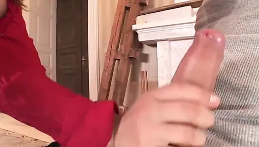 Sürtük esmer şanslı bir marangoza harika bir sakso çekiyor