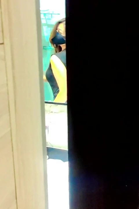 Odayı yabancıyla paylaşıyor ve sert sikişiyor