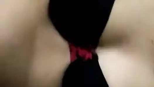 Siyah sari sütyen dekoltesi