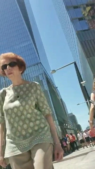 Loira espetacular de shortinho socado