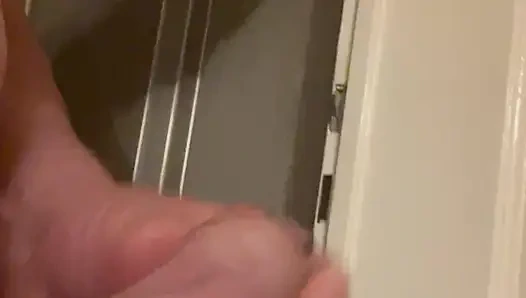 Ayakta mastürbasyon yapıyor