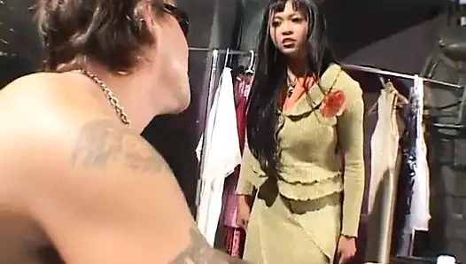 Moda butiğinin kızgın sahibi Mika Tan iş yerinde hiçbir şey yapmadığı için işçisine kızgın