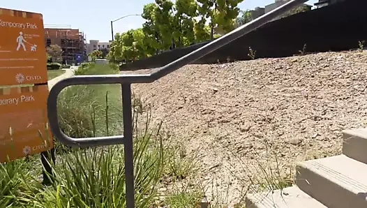 Mini etek ile teşhirci kız kedi ve göğüsleri gösterir