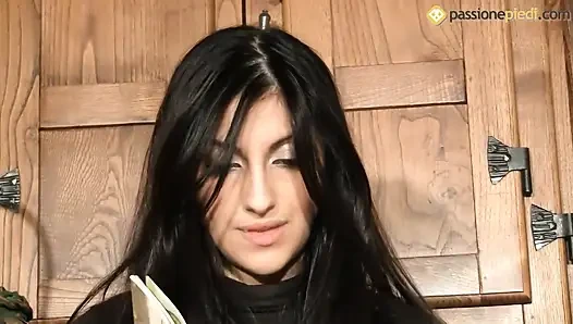 Federica, seksi genç kız ayaklarıyla oynuyor