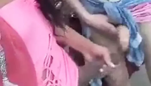 Müşteri için bekleyen iki aç travesti