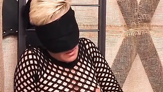 Gözleri bağlı sarışın orta yaşlı seksi kadın yarağı ve parmaklarını derine alıyor