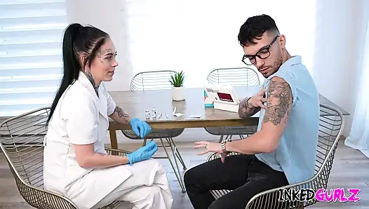 Dövmeli gurlz - dövmeli minyon hemşire sert sikiliyor