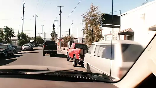 Savannah Gold dev göğüsleriyle bir adama meme sikişi yapıyor