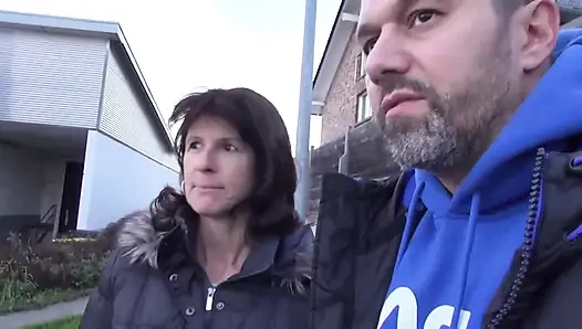 Orta yaşlı seksi kadın göğüslerine büyük bir döl alıyor