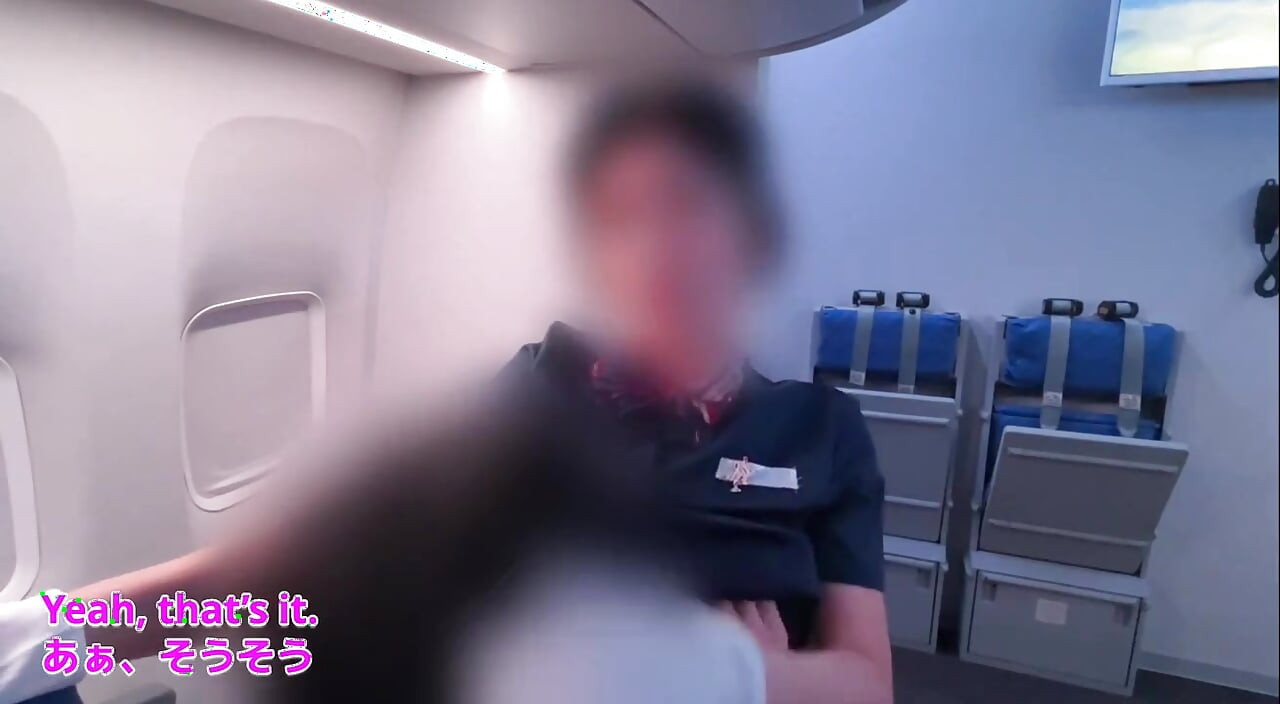 Uçuş görevlisi ve uçak seksi boşalmanın eşiğine gelene kadar beni tekrar tekrar dikleştiriyor