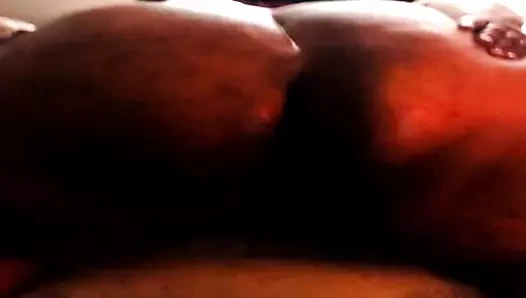 İri güzel kadın sıkı zenci götünü açıyor