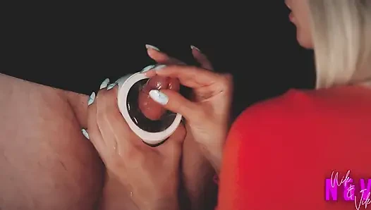 Mükemmel ellere sahip sarışın kızdan mastürbasyon yapıyor