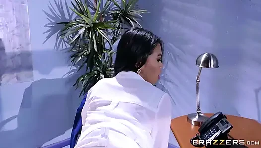 Büyük memeler iş başında - Cindy Starfall büyük göğüslerini hademe arkadaşı Hollywood'un yarağına sarıyor