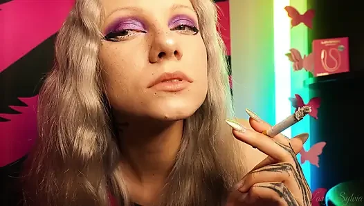 Seksi genç sigara içip onu sallıyor!